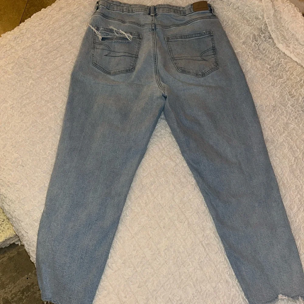 American Eagle Outfitters Light Blue Distressed Curvy Fit Mom Jeans - Picture 2 of 5